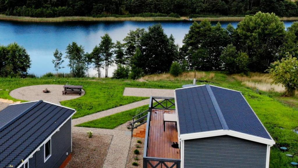 eine Aussicht auf ein Haus mit Sonnenkollektoren in der Unterkunft Nad Kamieniem - domki całoroczne in Dołgie