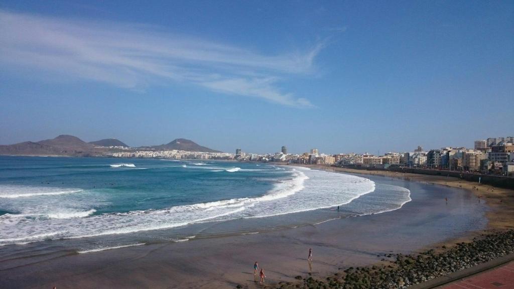 een uitzicht op een strand met gebouwen en de oceaan bij Habitación cerca de Las Canteras in Las Palmas de Gran Canaria