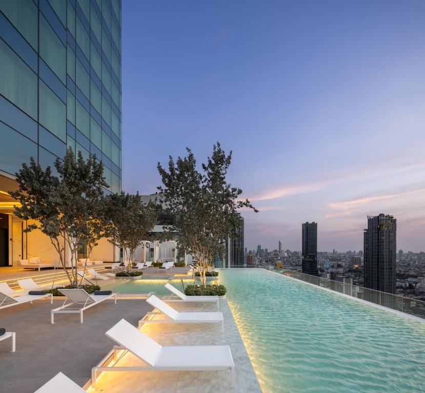 uma piscina no telhado de um edifício em Eastin Grand Hotel Phayathai em Bangkok