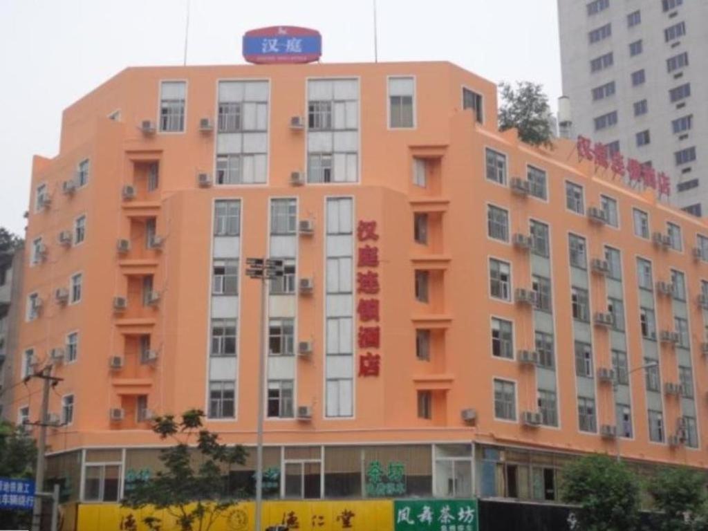 un edificio naranja con un cartel encima en Hanting Hotel Chengdu Kuanzhai Alley en Chengdú