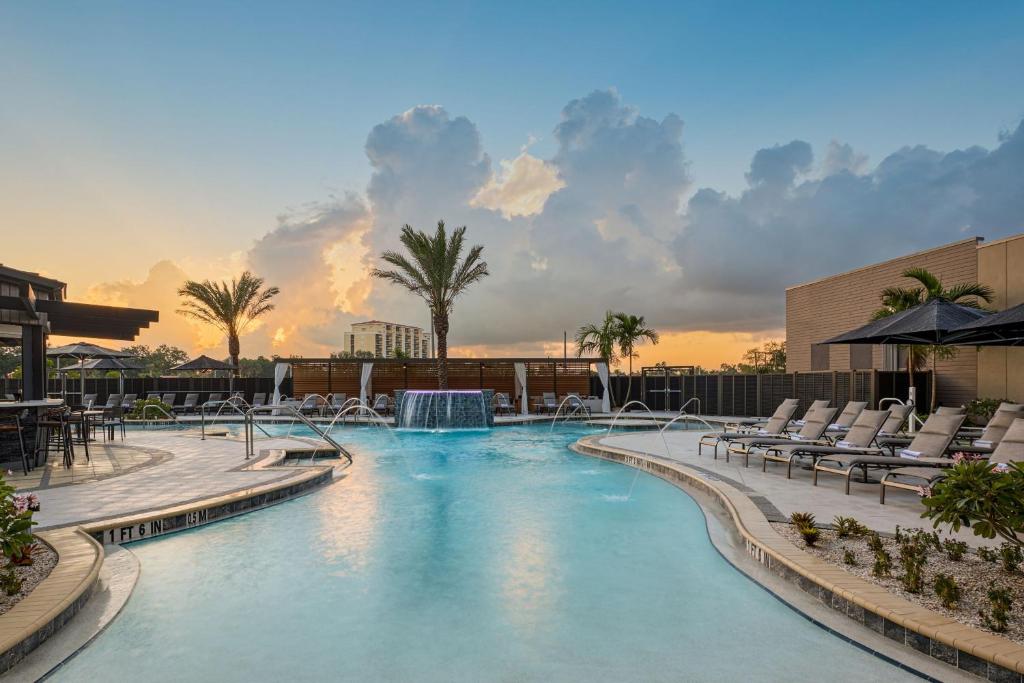 een groot zwembad met stoelen en een resort bij Palmetto Marriott Resort & Spa in Palmetto