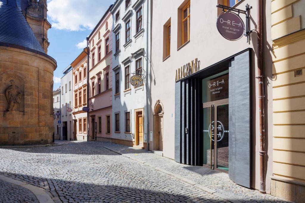 een lege straat in een stad met gebouwen bij OREA Hotel Arigone Olomouc in Olomouc