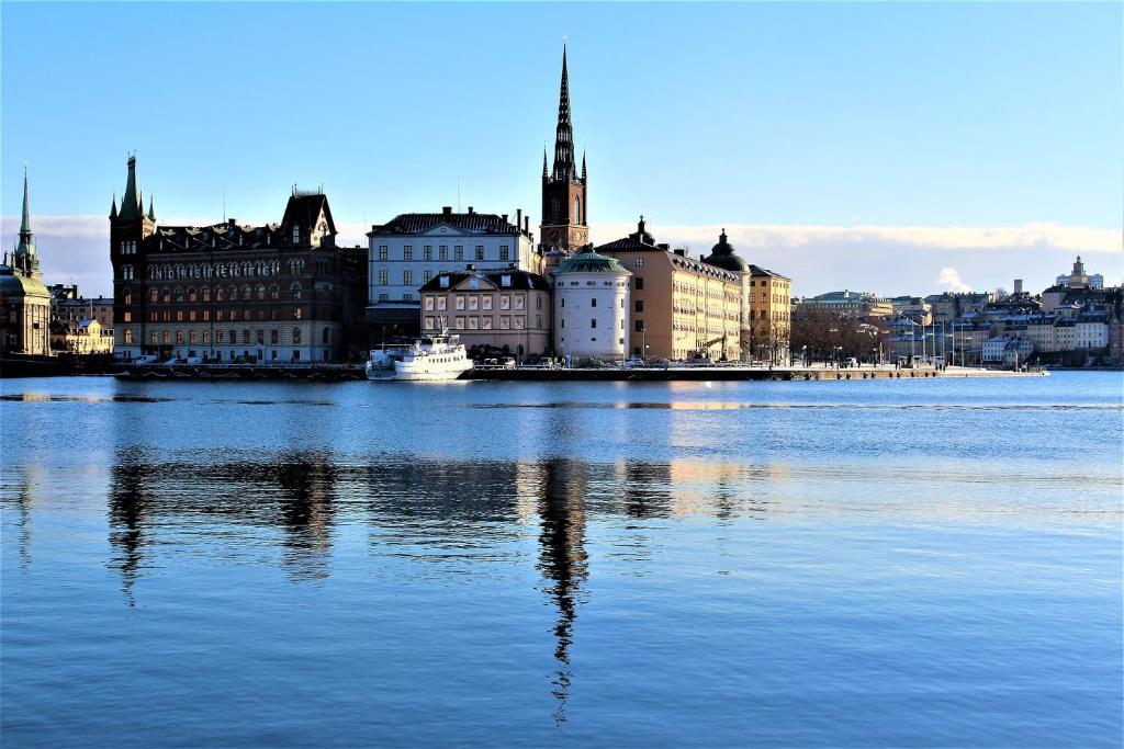 - Vistas a la ciudad desde el agua en Nordic Central Villa en Estocolmo