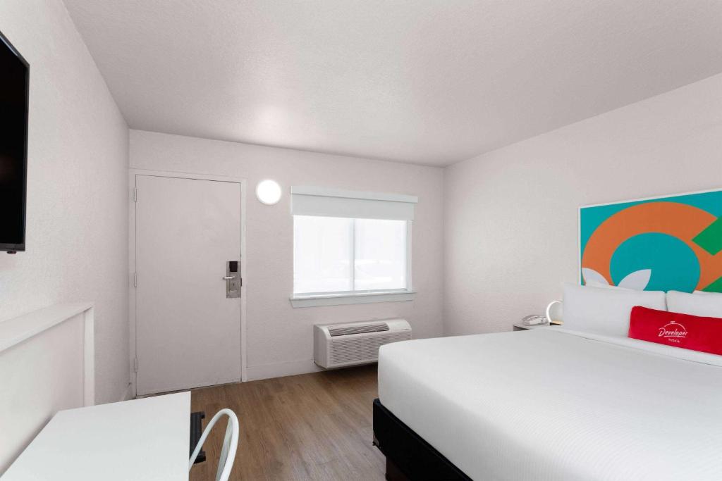 Llit o llits en una habitació de Developer Inn Express Fundamental, a Travelodge by Wyndham