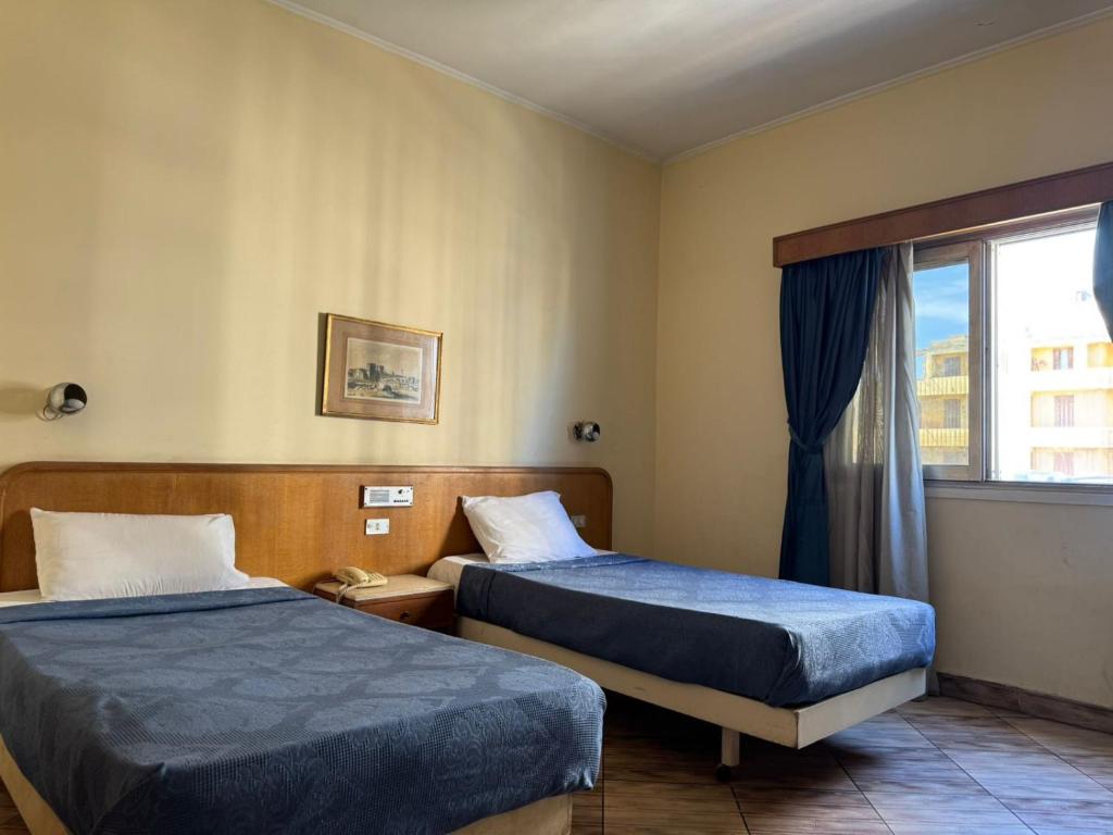 Ліжко або ліжка в номері Luxor Hotel Rooms