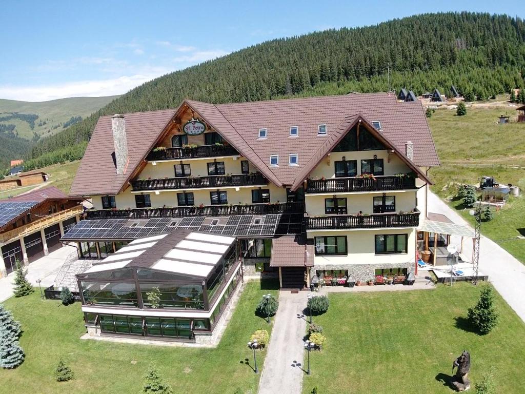 una vista aérea de un gran edificio con reloj en Resort Sf Petru en Tău Bistra