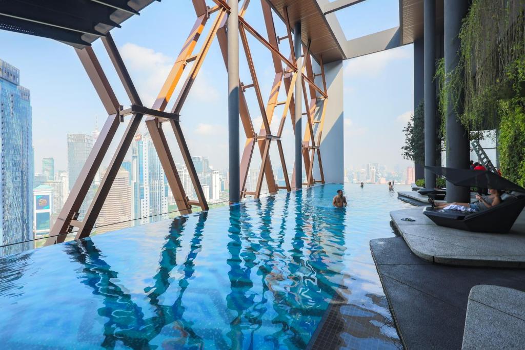 - une piscine au rez-de-chaussée d'un gratte-ciel dans l'établissement Scarletz Suites KLCC by Mykey Global, à Kuala Lumpur