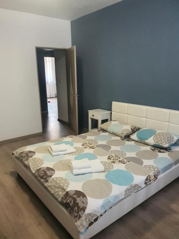 a bedroom with a large bed in a room at Apartament Mara in Alba Iulia