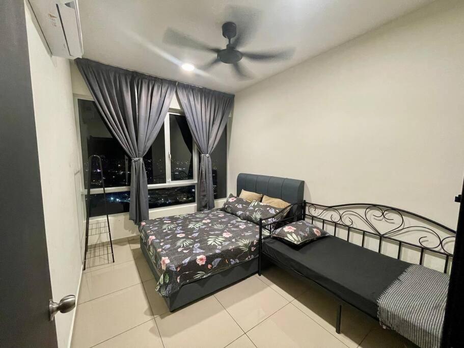 sala de estar con cama y ventilador de techo en Felina Homestay Condo Selayang Batu Caves MusIim OnIy, en Kuala Lumpur