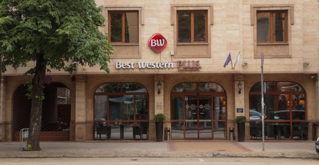 um edifício com um cartaz que lê Best Western em Best Western Plus Bristol Hotel em Sófia