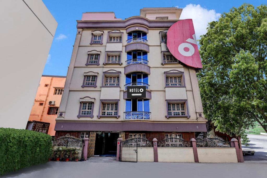 ein großes weißes Gebäude mit einem Schild drauf in der Unterkunft Hotel O Kennedy Nagar Near Railway Station formerly Jayalakshmi Residency in Tirupati