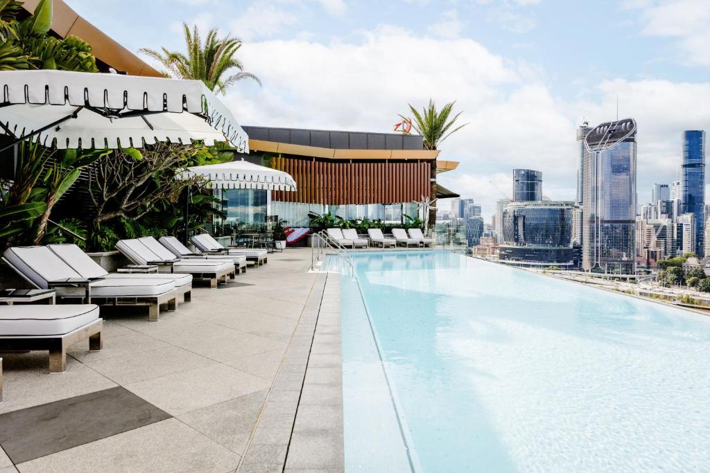 una piscina en la azotea de un edificio en Emporium Hotel South Bank en Brisbane