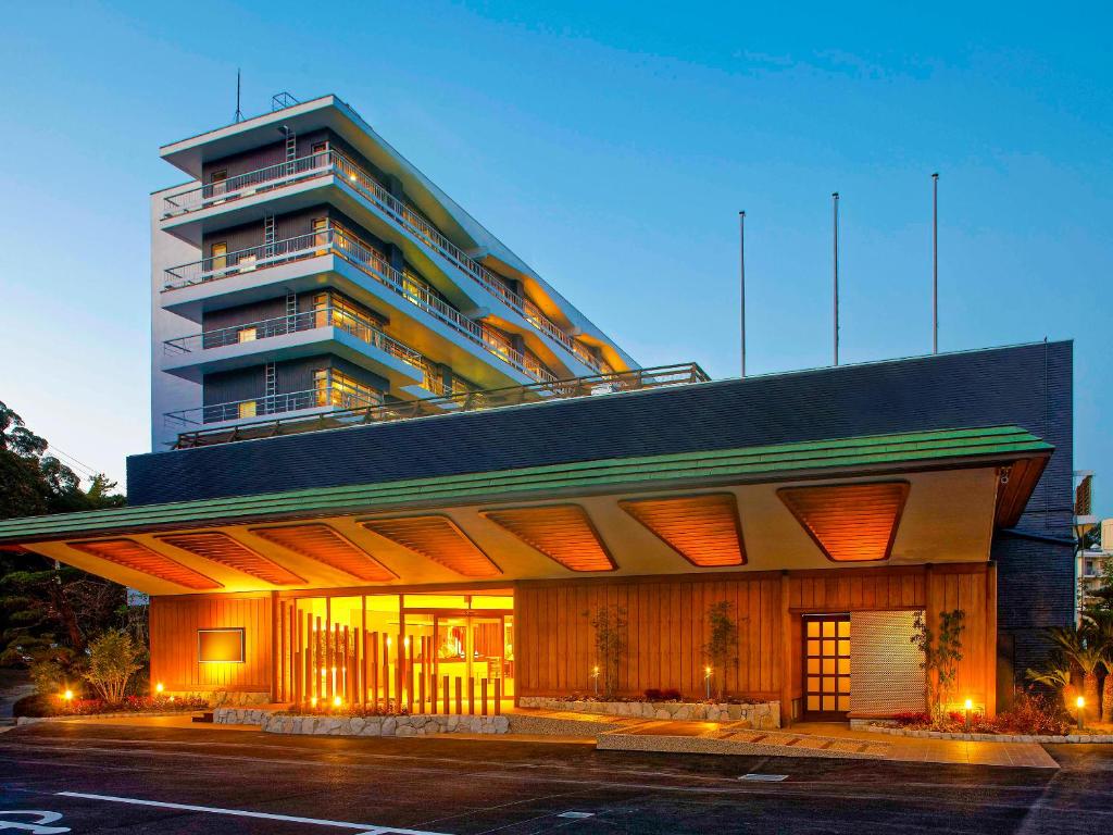 un bâtiment en face d'un parking dans l'établissement Ooedo Onsen Monogatari Premium Shirahama Saichoraku, à Shirahama