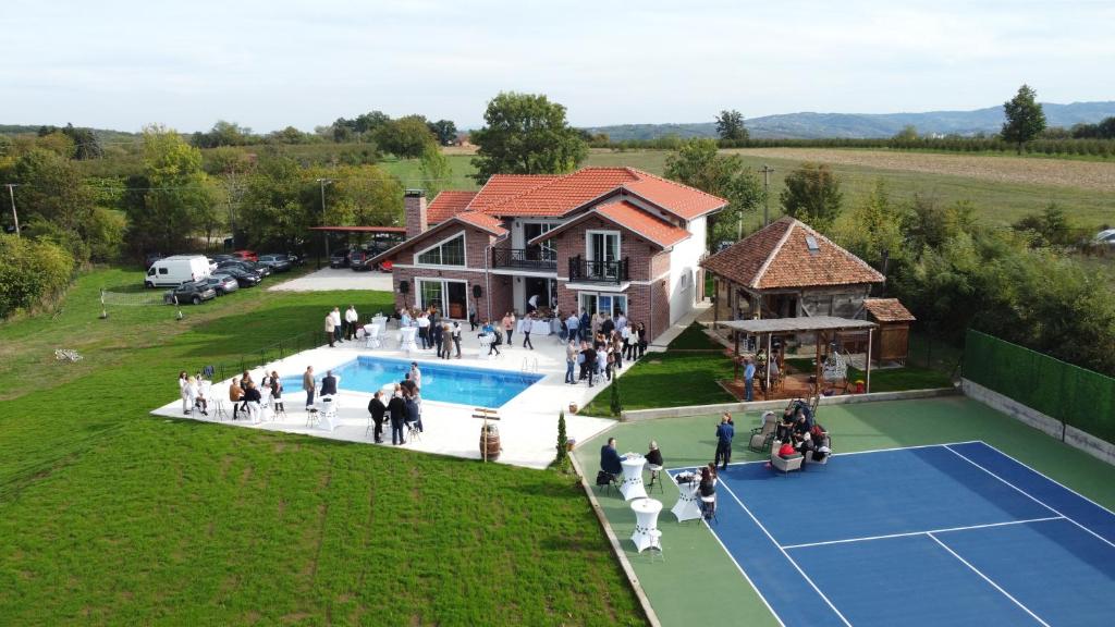 z góry widok na dom z kortem tenisowym w obiekcie Villa Alegria - Serbia, Topola w mieście Topola