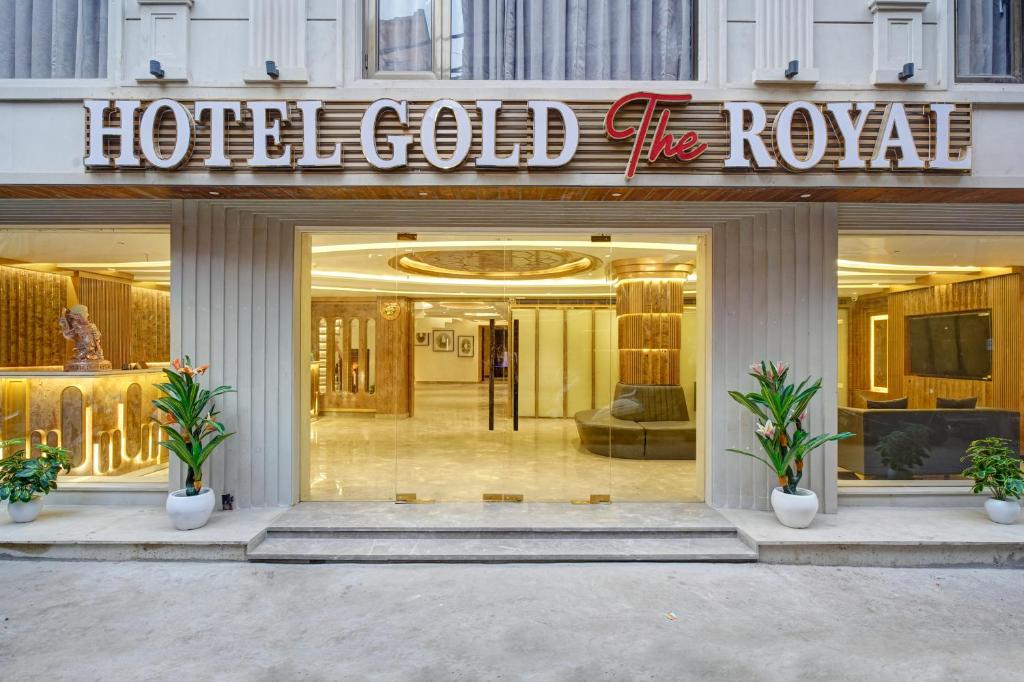 Gold The Royal Newly Built - 2Mins Walk From New Delhi Railway Station في نيودلهي: واجهة متجر مع لافتة لفندق ذهب الرويال