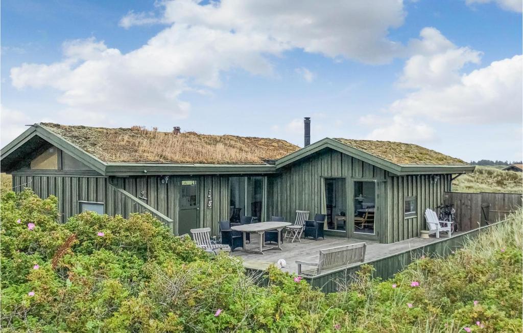 een groen huis met een grasdak bij Stunning Home In Skagen With Wifi in Kandestederne