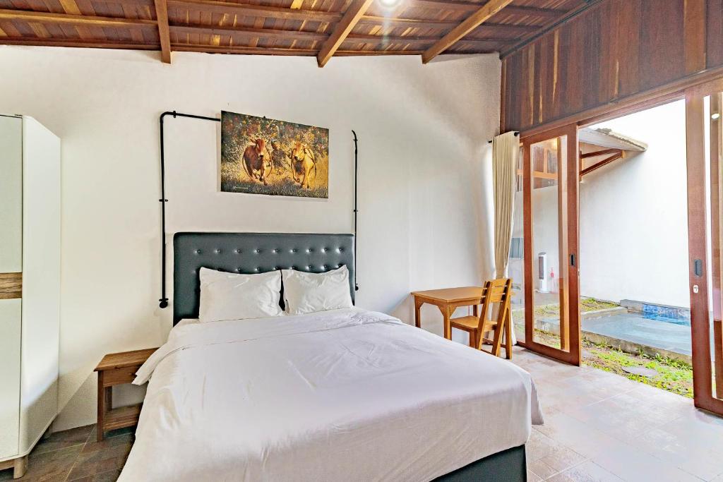 Llit o llits en una habitació de Mangrove Bali Villa