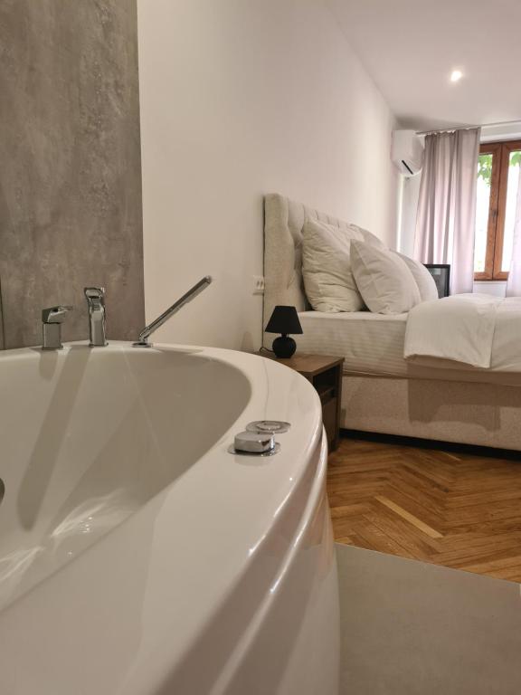 una vasca da bagno bianca in un soggiorno con divano di Fera a Belgrado