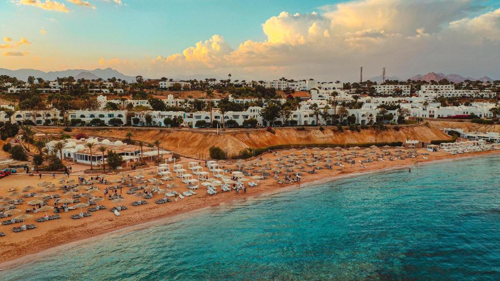 een luchtzicht op een strand met mensen en parasols bij Domina Coral Bay Resort, Diving , Spa & Casino in Sharm El Sheikh