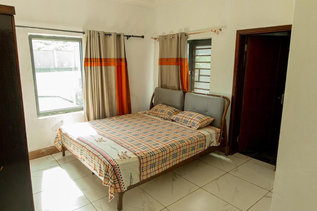 1 dormitorio con cama y ventana en EHS Properties sl, en Freetown