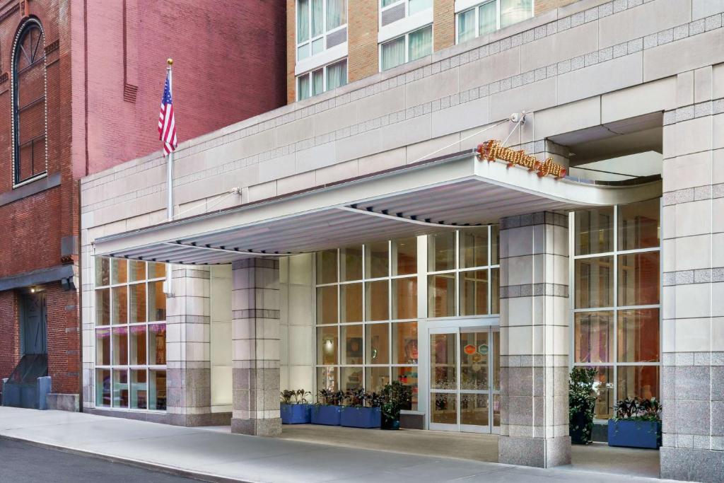 een gebouw met een Amerikaanse vlag ervoor bij Hampton Inn Times Square Central in New York