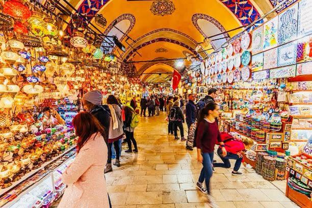 um grupo de pessoas caminhando através de um mercado em Myra Sea Sultanahmet em Istambul