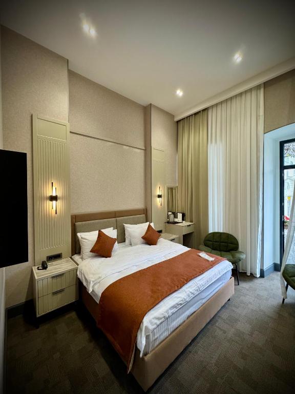 Giường trong phòng chung tại Nizami Central Park Hotel