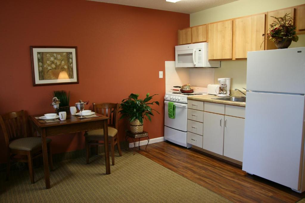 מטבח או מטבחון ב-Affordable Suites of America Fredericksburg