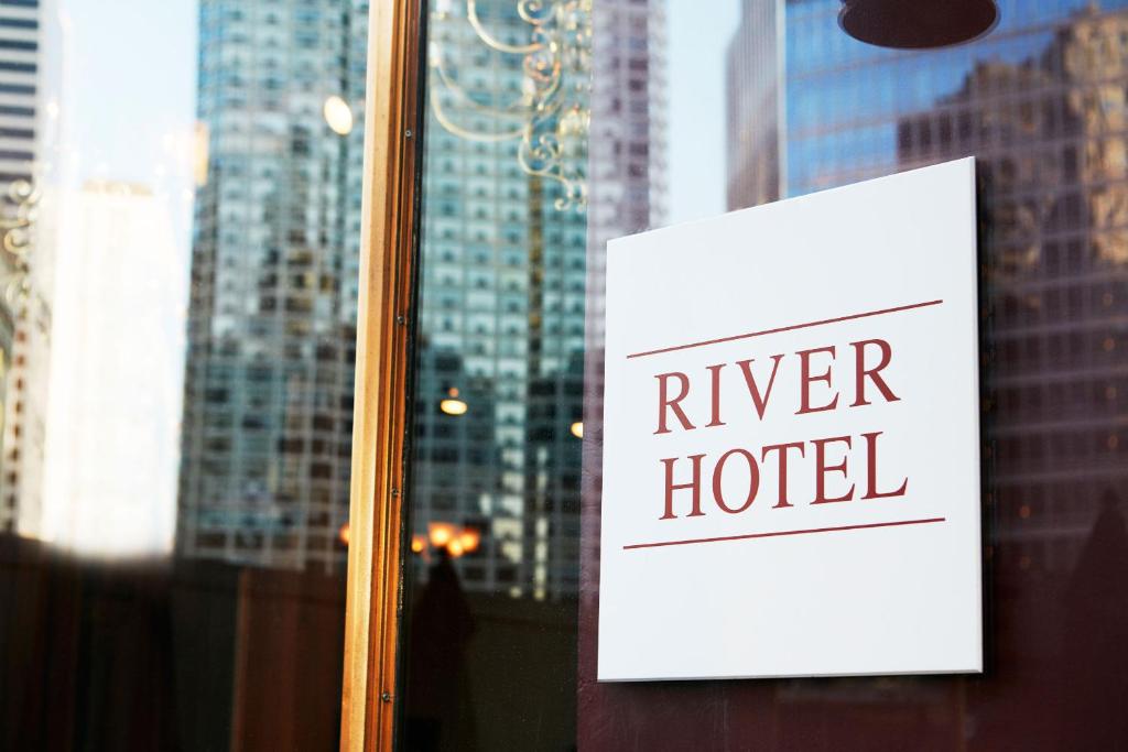 River Hotel tesisinde sergilenen bir sertifika, ödül, işaret veya başka bir belge