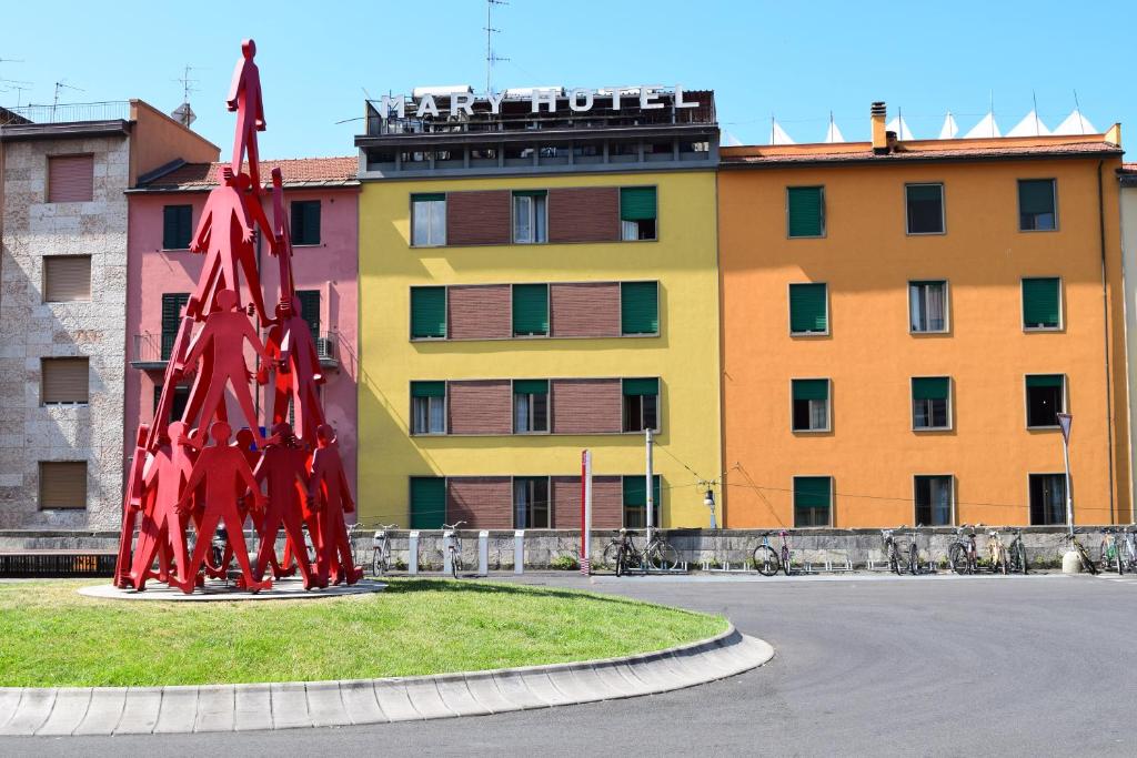 eine rote Skulptur vor einem Gebäude in der Unterkunft Hotel Mary in La Spezia