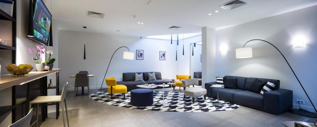 d'un salon avec des meubles bleus et des chaises jaunes. dans l'établissement Livris Hotel, à Zagreb