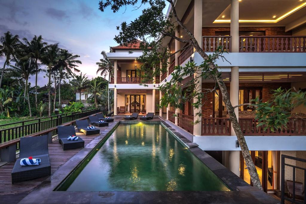 una piscina a sfioro al centro di un edificio di Gefecon Villa Ubud ad Ubud