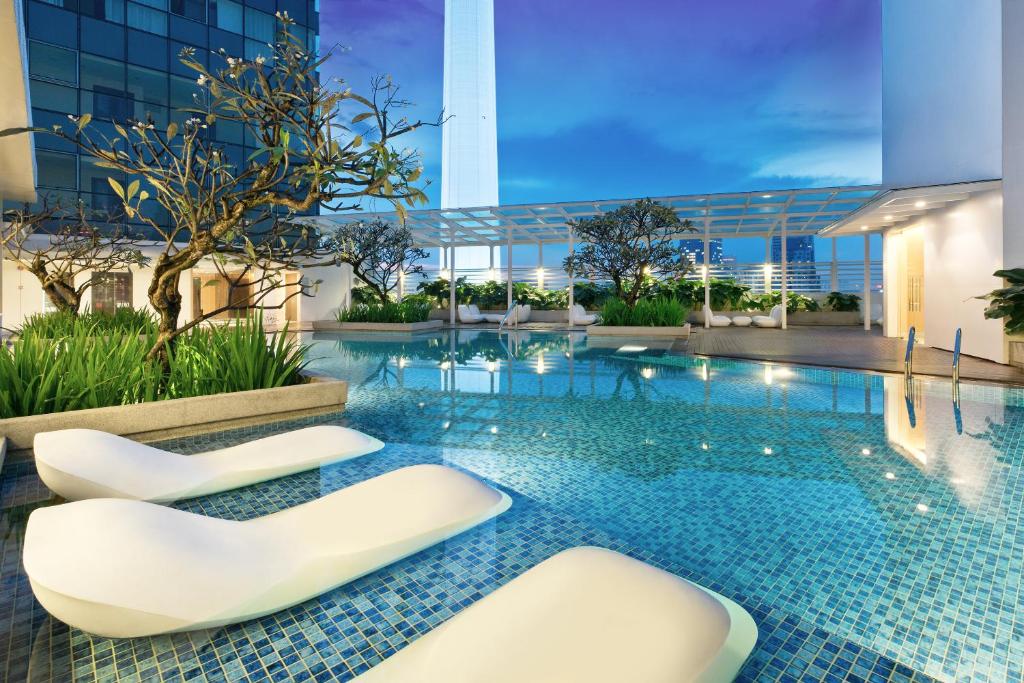 Piscina de la sau aproape de Oasia Suites Kuala Lumpur by Far East Hospitality