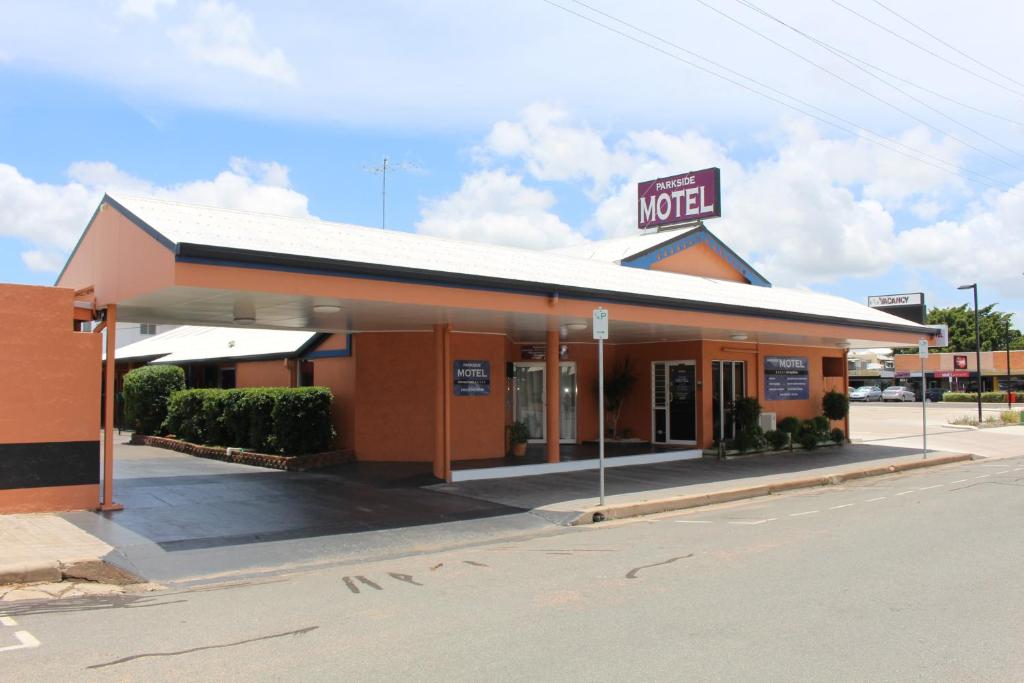 ein Motelgebäude an der Seite einer Straße in der Unterkunft Parkside Motel Ayr in Ayr