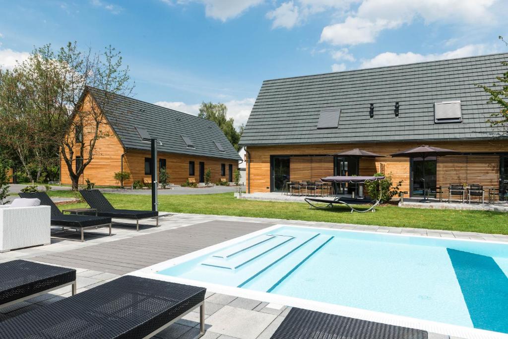 una casa con piscina frente a una casa en Kauperhof en Burg