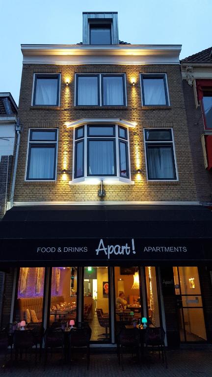 een bakstenen gebouw met een eten en drinken appartement bij Apart! Food & Drinks Apartments in Zwolle