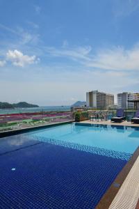 uma grande piscina no topo de um edifício em Horizon Hotel em Kota Kinabalu