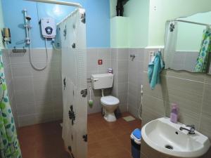 uma casa de banho com um WC, um lavatório e um chuveiro em The Pillohouzzze em Malaca