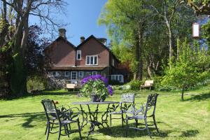 A garden outside Coombe Lodge Farm House