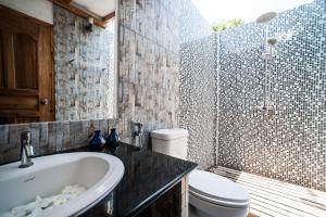 Un baño de Holiday Cottage Thoddoo, Maldives