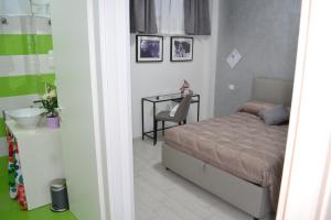 - une petite chambre avec un lit et une table dans l'établissement TIBUR STAR Guest House, à Settecamini