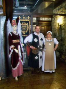 um grupo de pessoas vestidas em trajes posando para uma foto em Chambres d'hôtes l'Escuelle des Chevaliers em Cordes-sur-Ciel