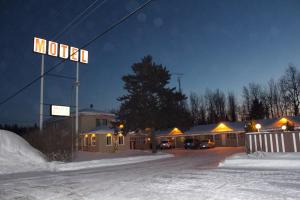 Sainte-EulalieにあるMotel Marie-Danの雪の中のモーテル前の看板