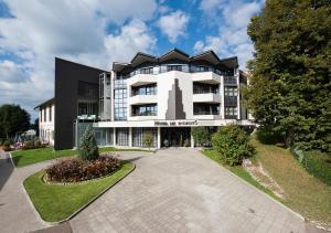 un grande edificio bianco con un cartello sopra di Grand Hôtel Les Endroits a La Chaux-de-Fonds