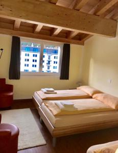 Tempat tidur dalam kamar di Aladin Apartments St Moritz