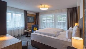 Cama ou camas em um quarto em Arthur's Hotel und Apartments am Achensee