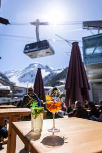 Minuman di Hôtel Alpina - Swiss Ski & Bike Lodge Grimentz