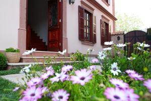 A garden outside YundAntik Cunda Konaklari