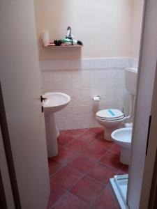 een badkamer met een toilet en een wastafel bij Agriturismo Valle Isola "La Tana del Gusto" in Comacchio