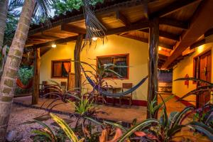 una vista exterior de una casa con árboles y plantas en Indra Inn en Playa Grande